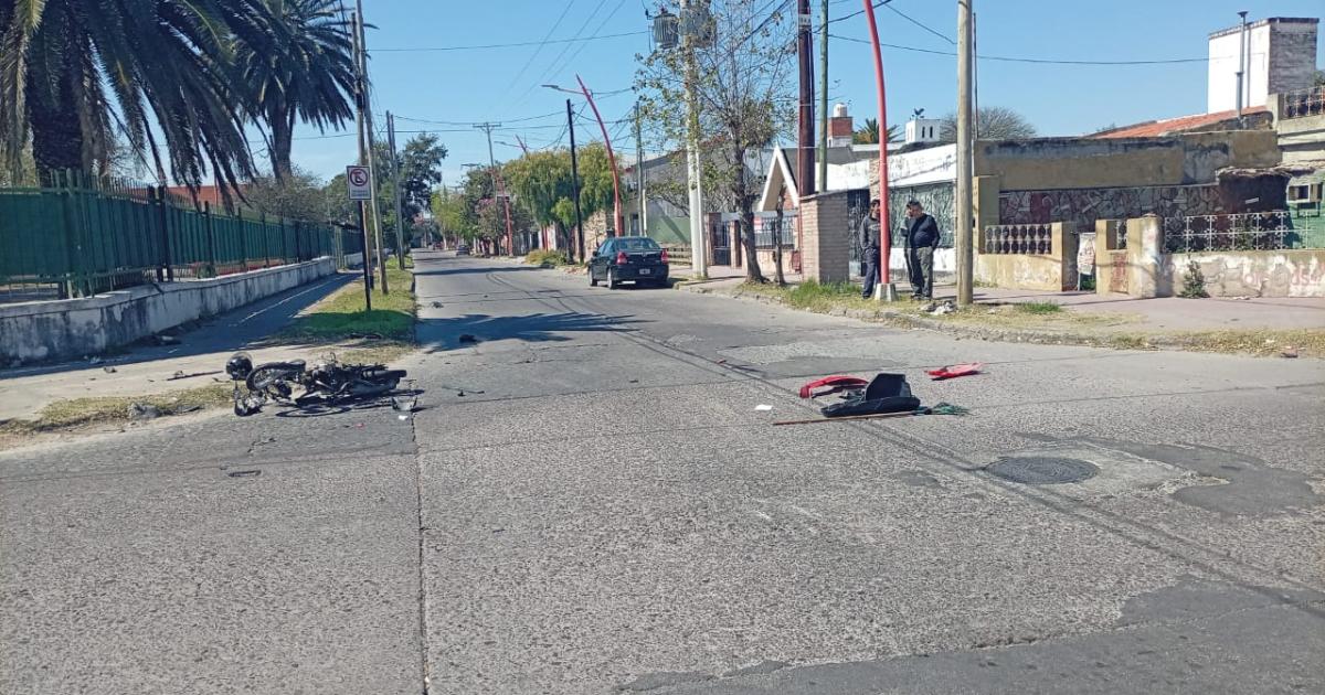 Chocoacute una moto dejoacute a nintildeo grave huyoacute y se estrelloacute con camioacuten 