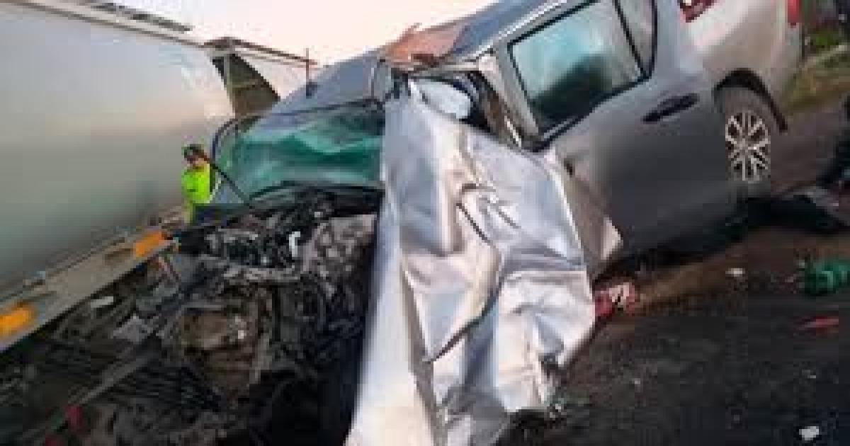 Tres amigos murieron al chocar su camioneta contra un tren de carga