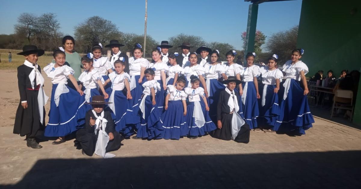 Ensentildean oficios a joacutevenes que asisten a academia de danzas