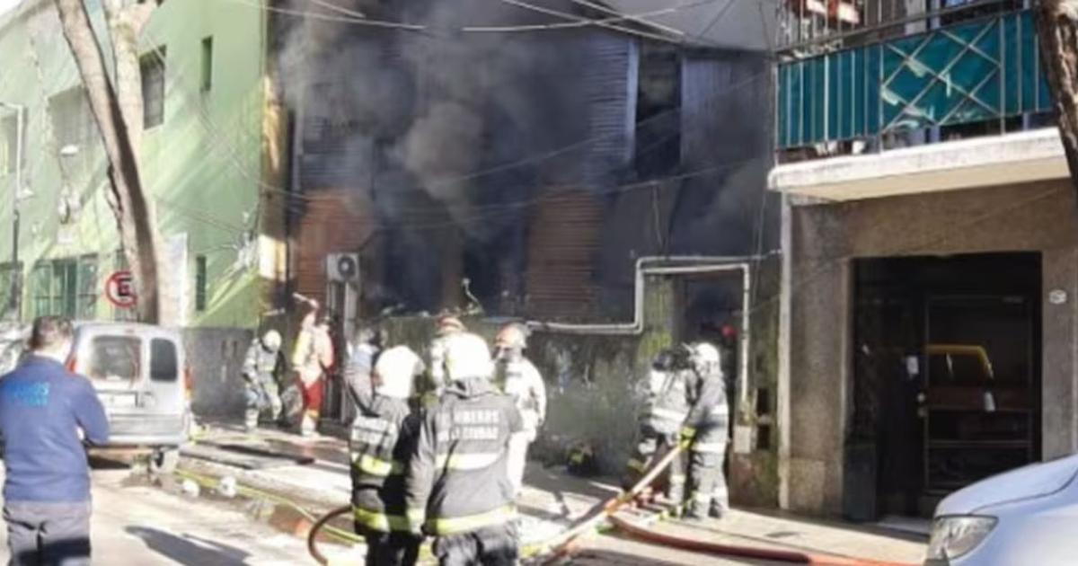 Un muerto y cinco heridos- traacutegico incendio en un conventillo
