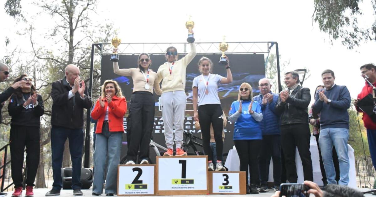  Fuentes junto a Dapello premiaron a los ganadores de la maratón por los 60 años del Iosep