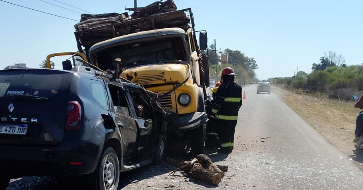 Chocoacute una moto dejoacute a nintildeo grave huyoacute y se estrelloacute con camioacuten 