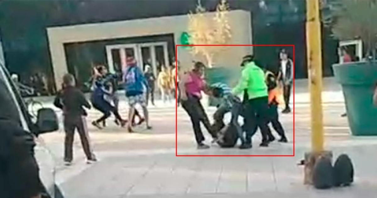 INSÓLITO Los uniformados debieron intervenir al ver que los salvajes se agredían frente a todos 