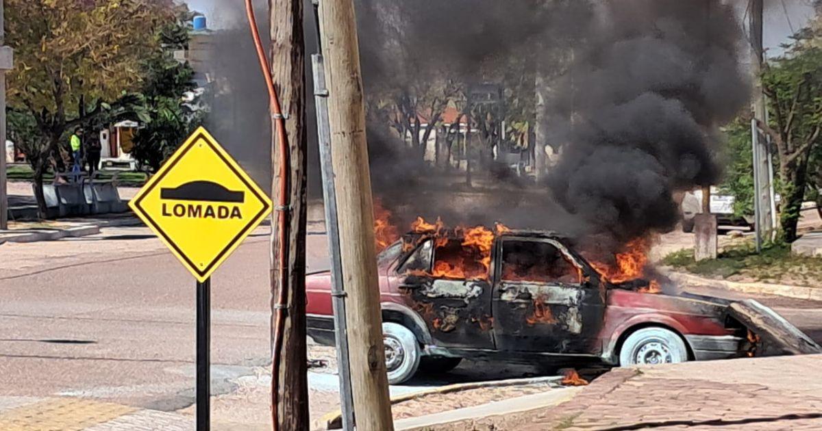 El auto fue consumido por las llamas y el hecho generó temor en la ciudad