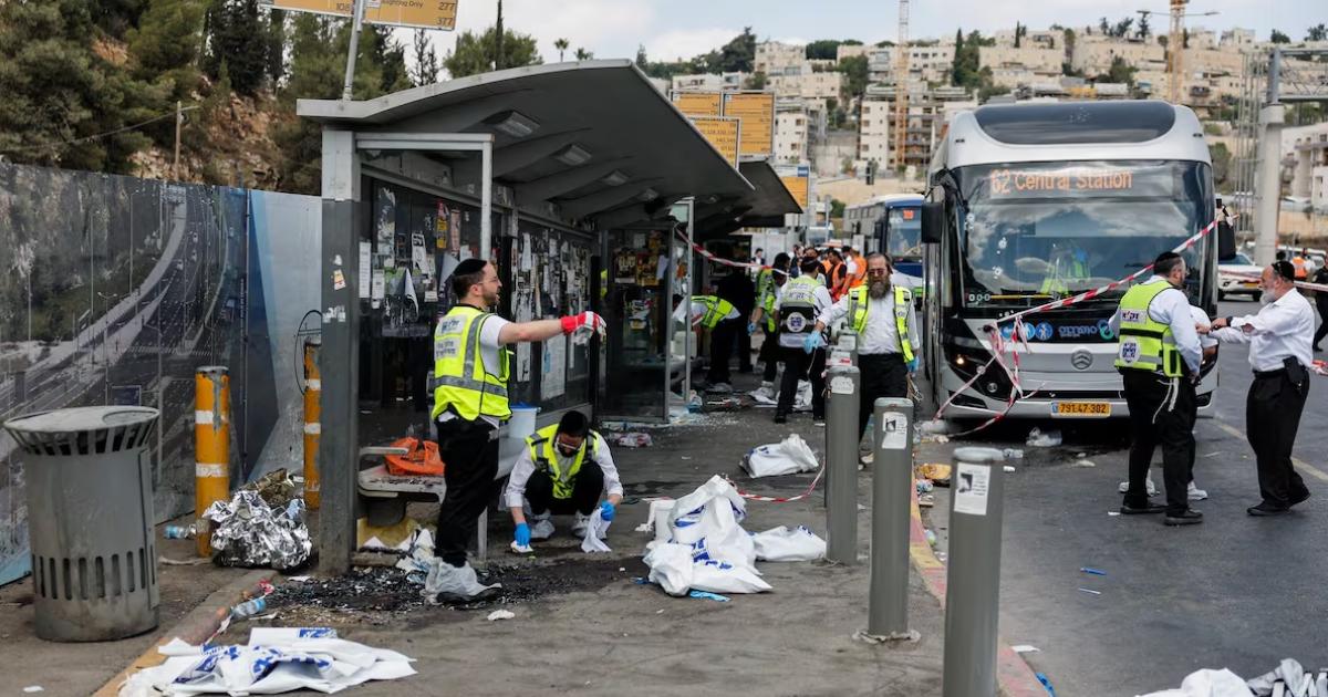Mueren 6 personas en atentado contra un autobuacutes en Jerusaleacuten