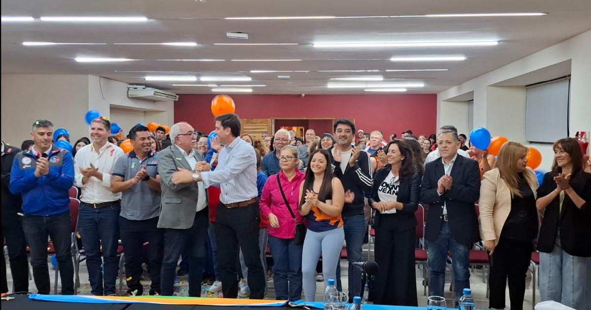 Mukdise presentoacute la obra de la Cancha de Hockey Municipal