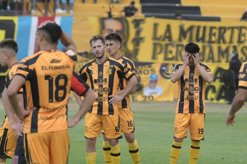 Mitre lo ganaba pero se lo dieron vuelta y quedó prcticamente eliminado (Foto- El Liberal)