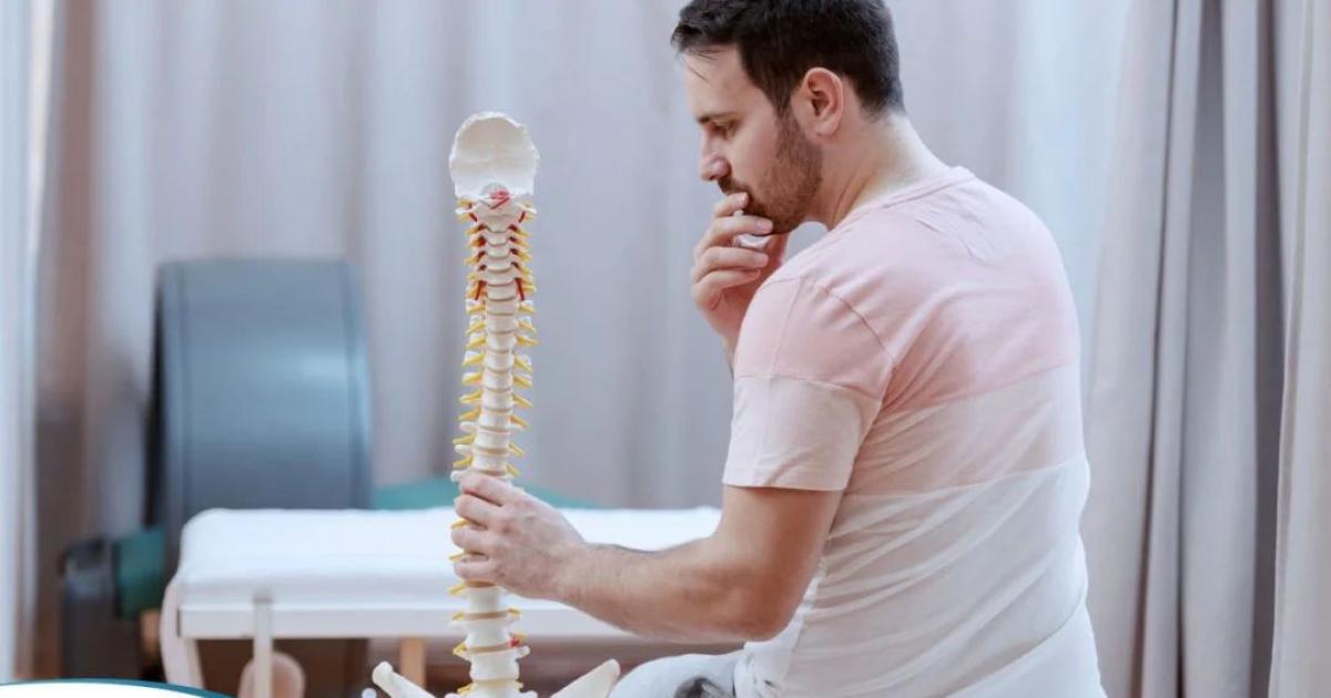 CUIDADOS Para prevenir enfermedades de la columna se recomienda mantener una buena postura al estar sentado parado y al levantar objetos