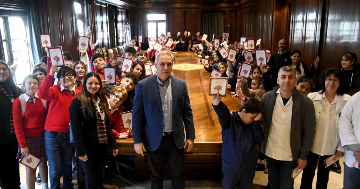 Alumnos y docentes junto al ministro Barbur