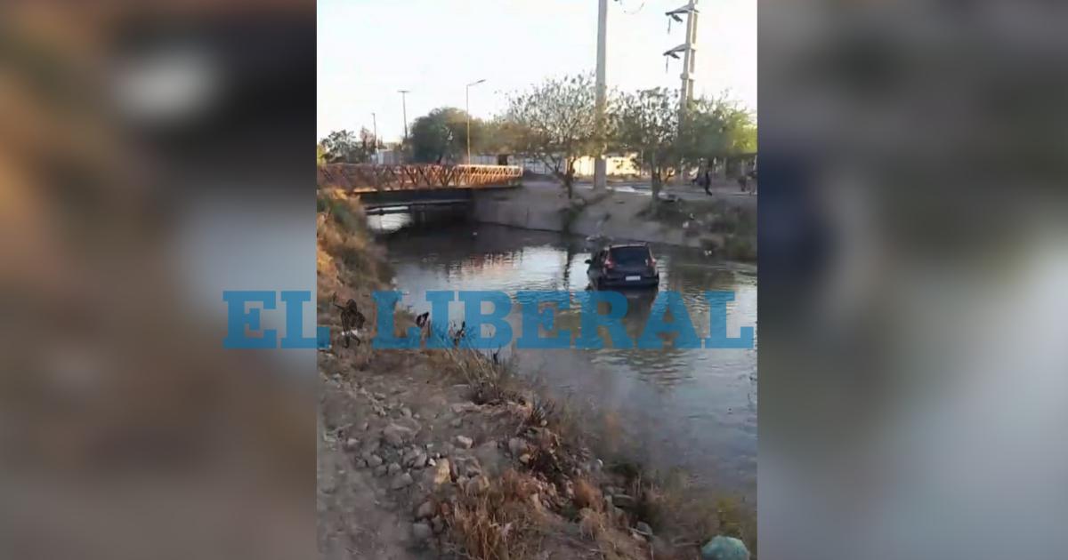 VIDEO- un auto cayoacute al canal en el barrio Juan F Ibarra y vecinos se unieron para sacarlo