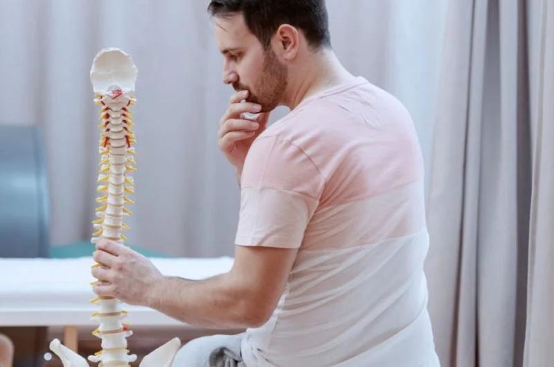 CUIDADOS Para prevenir enfermedades de la columna se recomienda mantener una buena postura al estar sentado parado y al levantar objetos