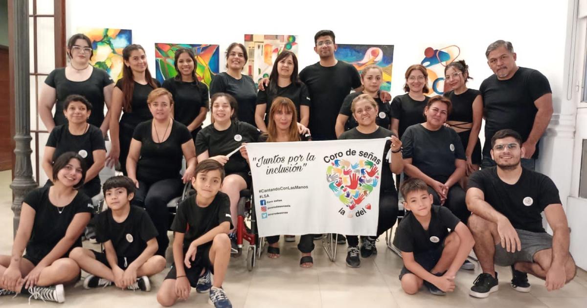 AGRUPACIÓN El coro es dirigido por la profesora María Valdiviezo