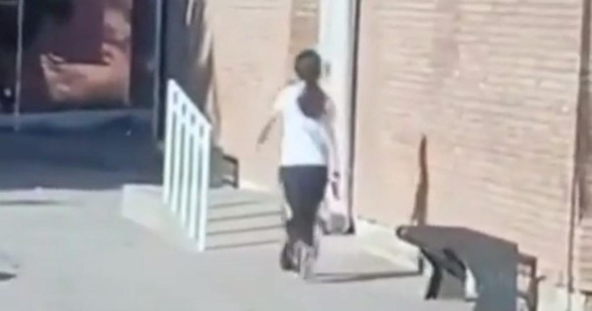 La menor se encuentra atrincherada en el patio del establecimiento (Foto- Captura de Video  Infobae)