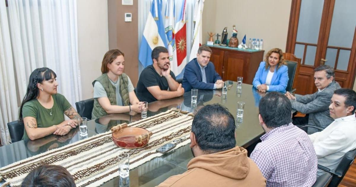 Fuentes recibioacute a directivos de la Fundacioacuten Espartanos que impulsa el rugby