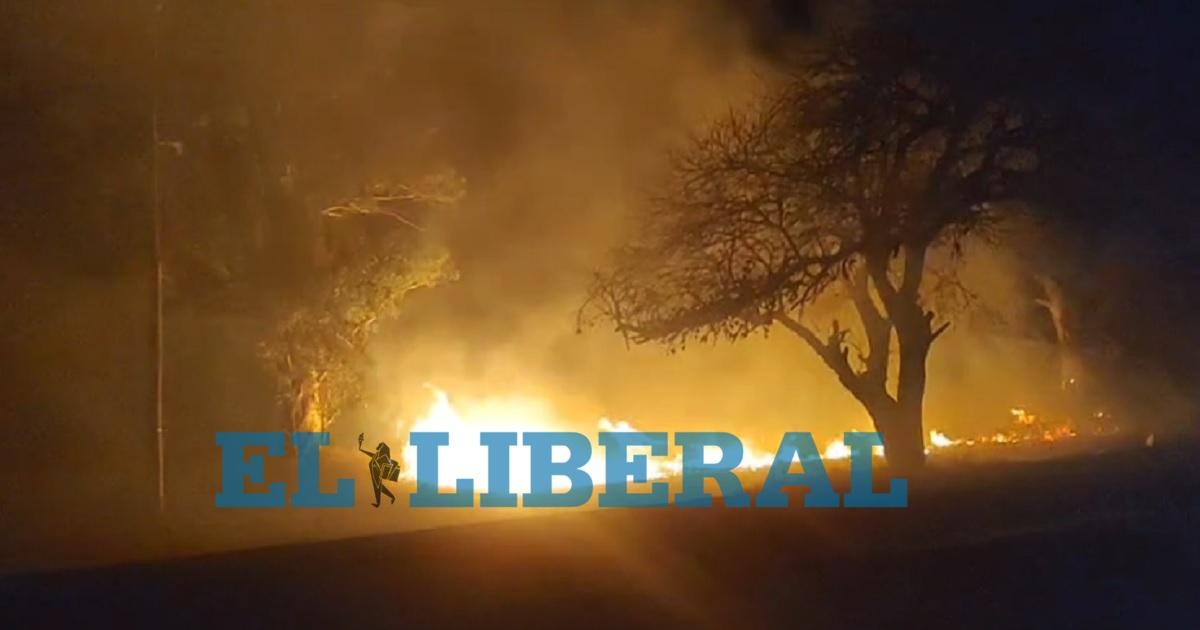 VIDEO Tensioacuten en El Zanjoacuten- quema de pastizales requirioacute la intervencioacuten de Bomberos y la Policiacutea