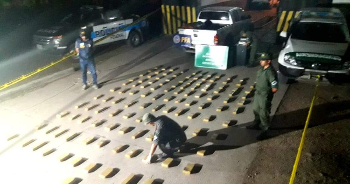 Golpe al narcotraacutefico en Santiago- secuestran 119 ladrillos de marihuana uno de cocaiacutena dinero y armas