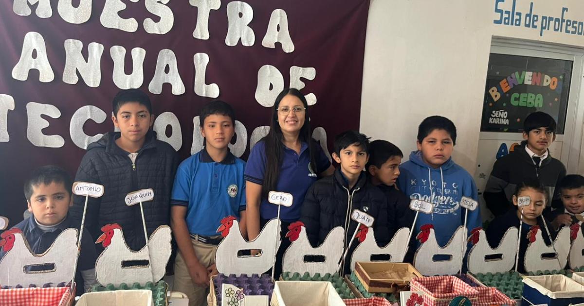 La Seño Ana con alumnos en el CEI Nueva Esperanza