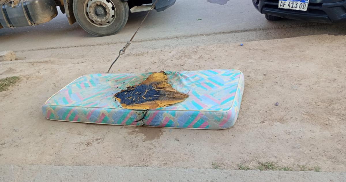 Mujer golpeoacute a hermano prendioacute fuego colchoacuten lavarropas y cortina