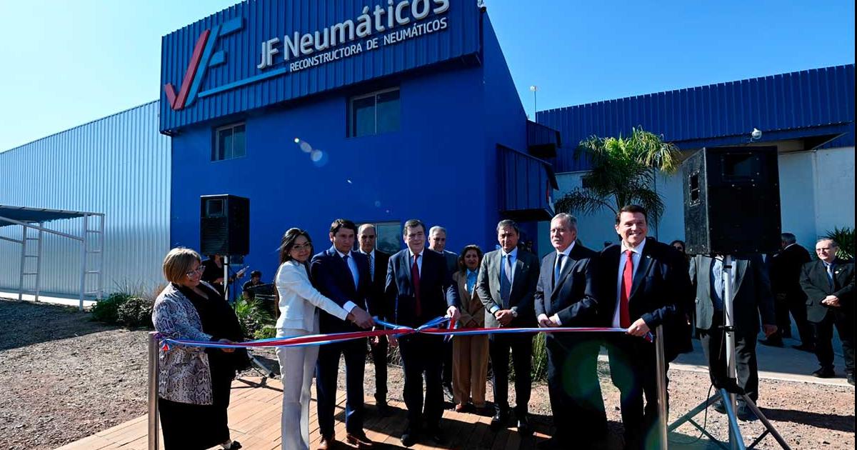 El mandatario santiagueño en la inauguración de la planta