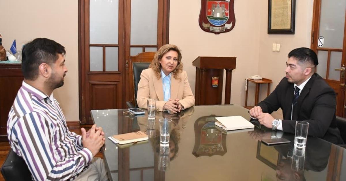 La intendente Fuentes recibioacute en el saloacuten de acuerdos al joven historiador Peralta Puy