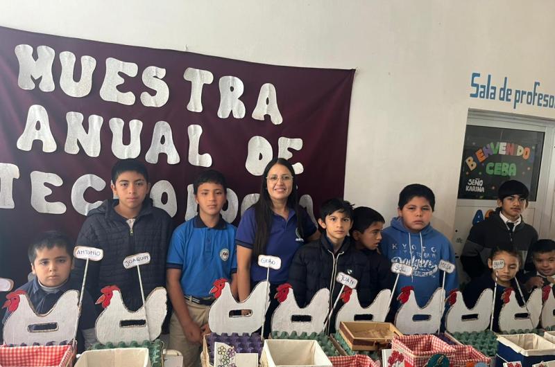 La Seño Ana con alumnos en el CEI Nueva Esperanza