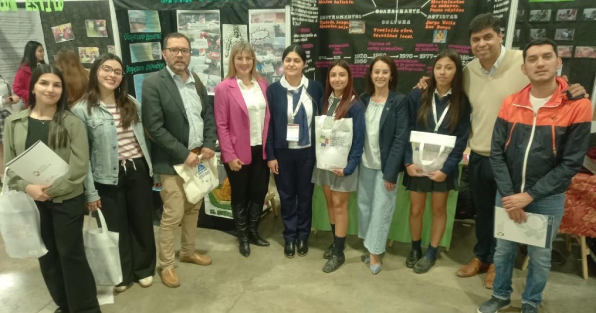 ALUMNOS Pertenecen a escuelas secundarias