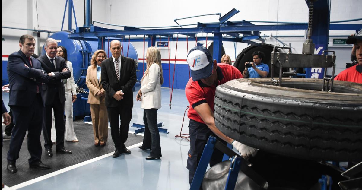 COMITIVA Junto a Zamora el jefe de Gabinete Elías Surez el ministro de Producción Mandrille y la intendente Fuentes