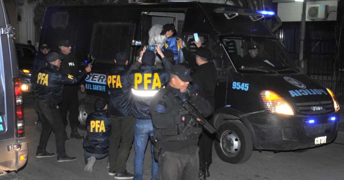 REDADAS- La policía golpeó en dos viviendas de calle Aconcagua Hay tres hermanos en investigación Y desde ayer solo Cristian privado de la libertad