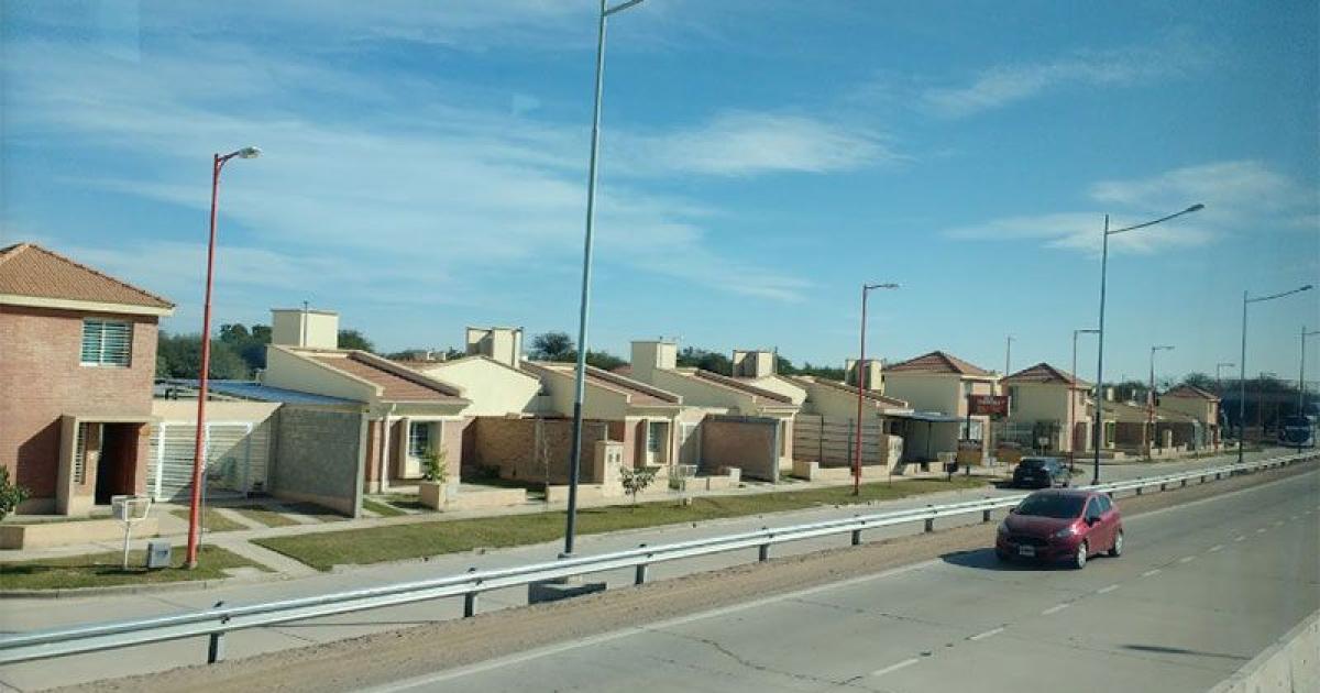 Noche dramaacutetica en Lomas del Golf- una joven intentoacute quitarse la vida con cortes en las muntildeecas y pastillas