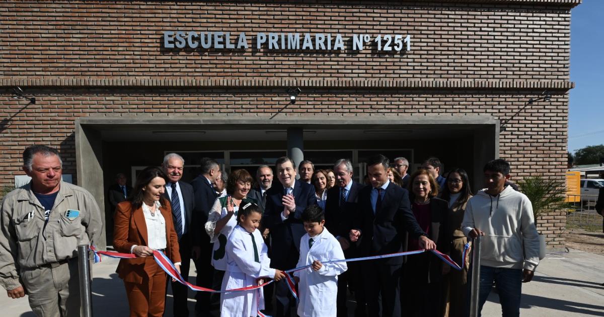Zamora inauguroacute una escuela un polideportivo con natatorio y entregoacute viviendas sociales