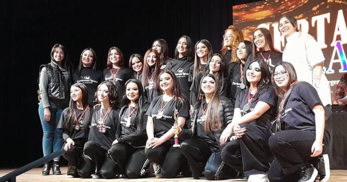 Gran labor de bailarinas santiaguentildeas