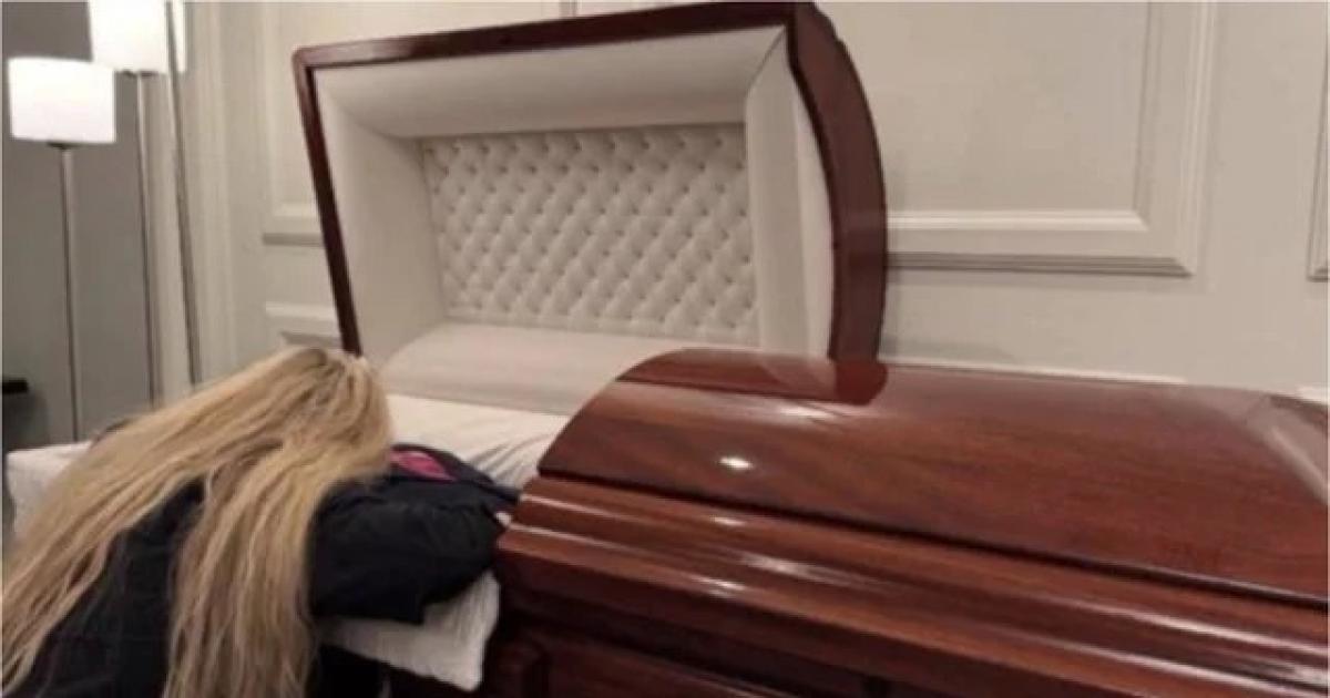 Desgarrador adioacutes de la esposa de Kirk- publicoacute un video junto al cuerpo del activista en el atauacuted