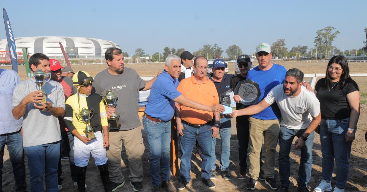 Nippur se aduentildeo de la Copa 60 antildeos de Canal 7 en un circo hiacutepico colmado