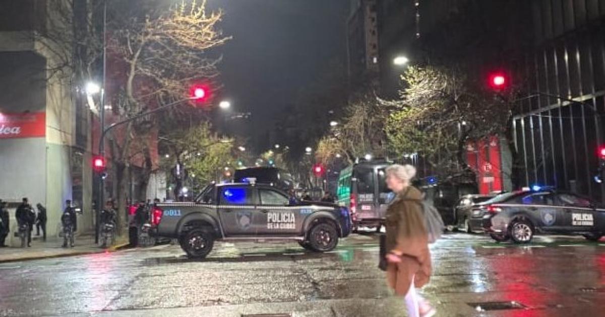 Paacutenico y tensioacuten en un conocido canal de TV- un hombre con un cuchillo ingresoacute por la fuerza