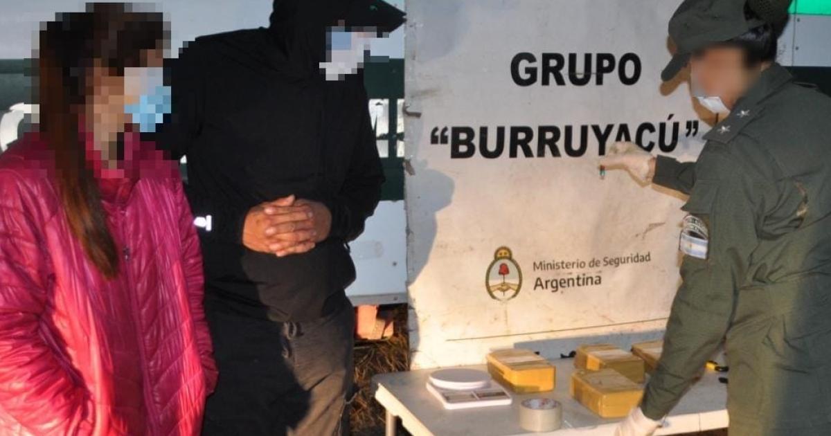 Ruta 34- dos mujeres y un hombre detenidos por esconder 10 paquetes de cocaiacutena en un colectivo de larga distancia