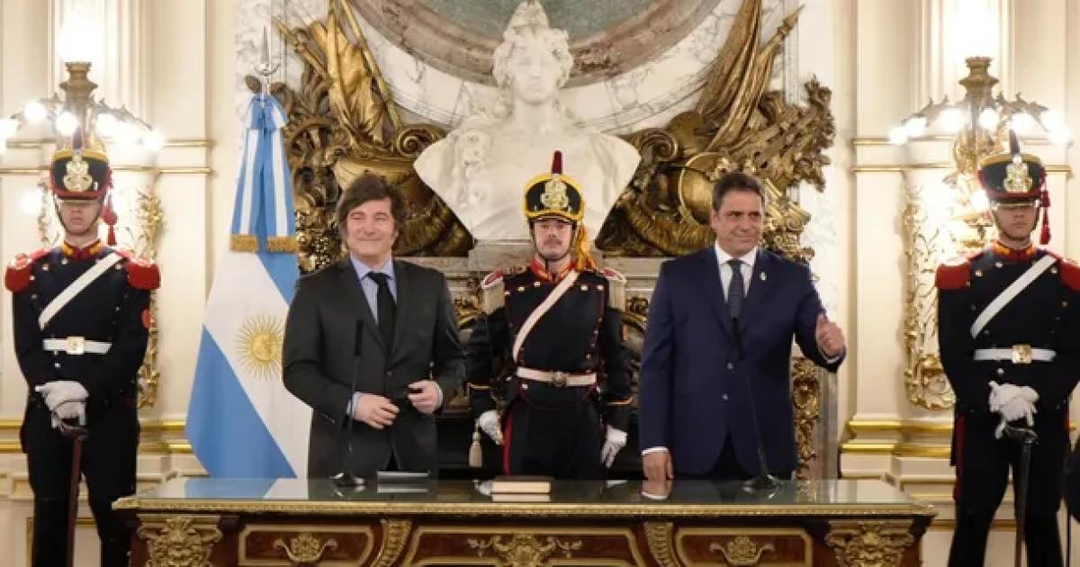 Javier Milei le tomoacute juramento a Lisandro Catalaacuten como Ministro del Interior