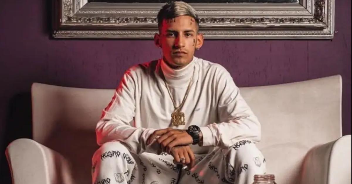 El cantante de RKT sorprendió a su progenitor en el día de su cumpleaños