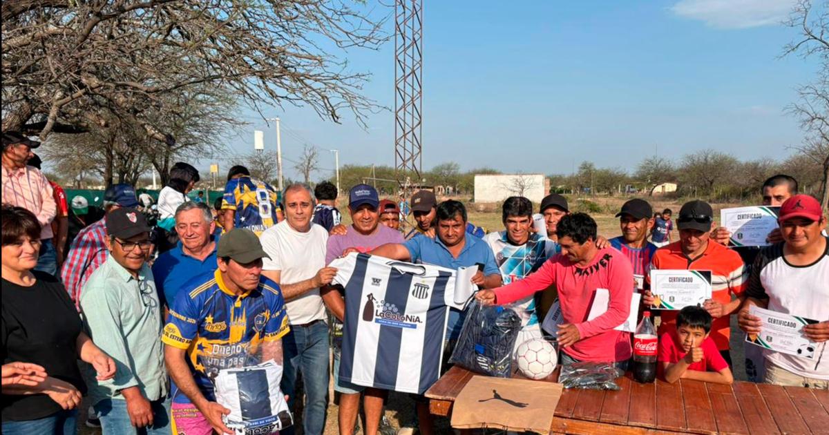 ORGULLO Iñiguez felicitó a los campeones por su logro y por llevar en alto el nombre de Colonia El Simbolar