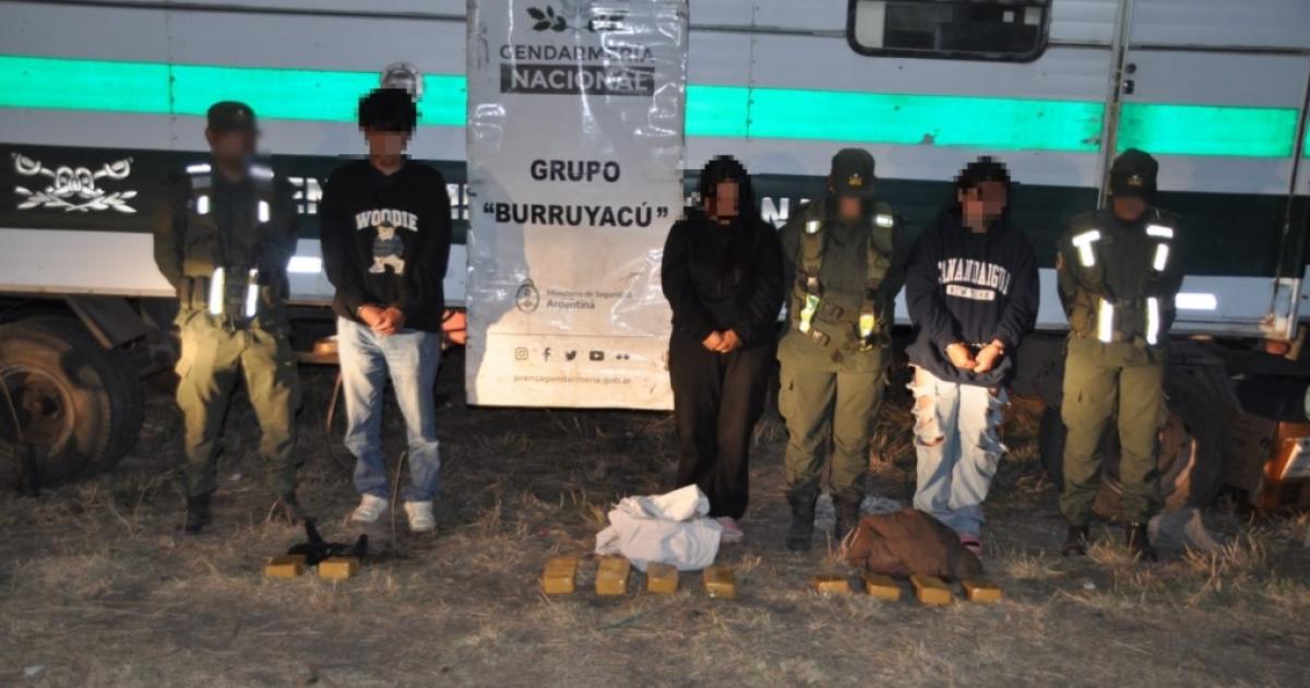 Ruta 34- dos mujeres y un hombre detenidos por esconder 10 paquetes de cocaiacutena en un colectivo de larga distancia