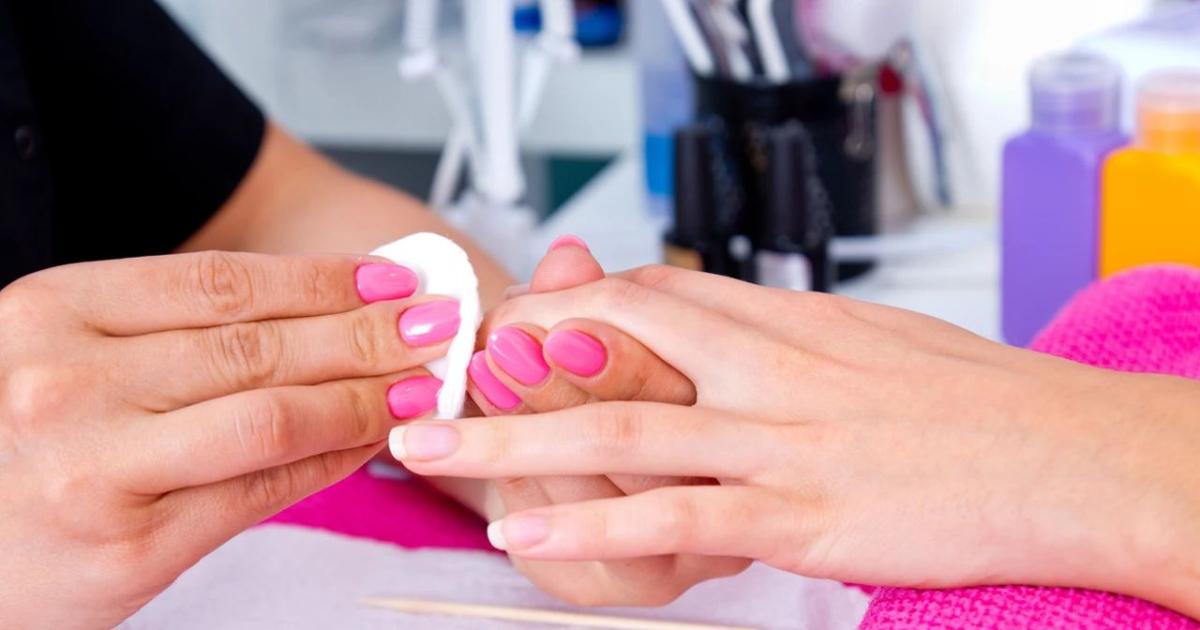 RIESGO El procedimiento realizado de manera constante debilita a la uña y deja lugar al ingreso de los hongos que generan infección