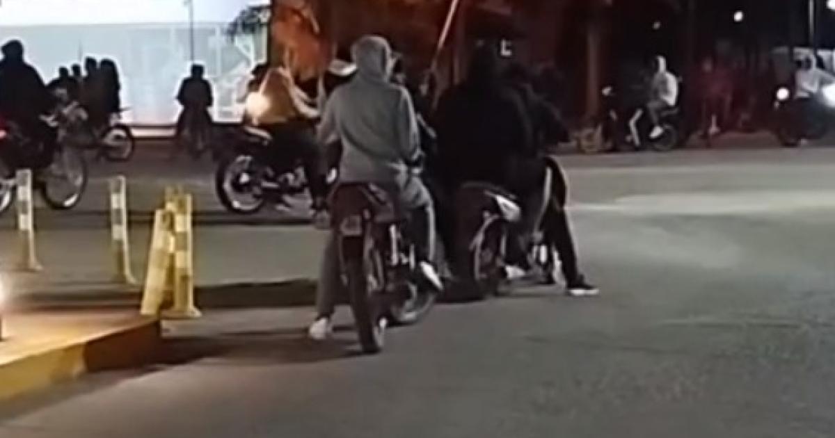 IMÁGENES Captura de un video en el que aparecen cientos de motos con chicos sin cascos