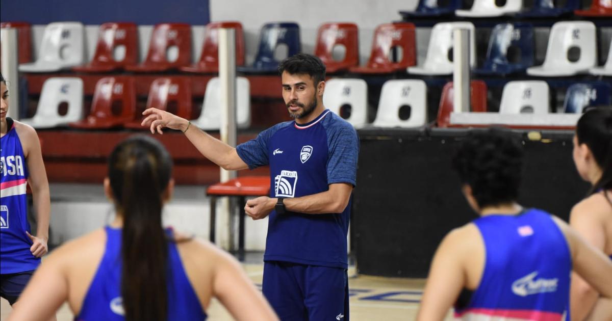 TRABAJO El DT Brao junto con el equipo diagrama la vuelta a escena