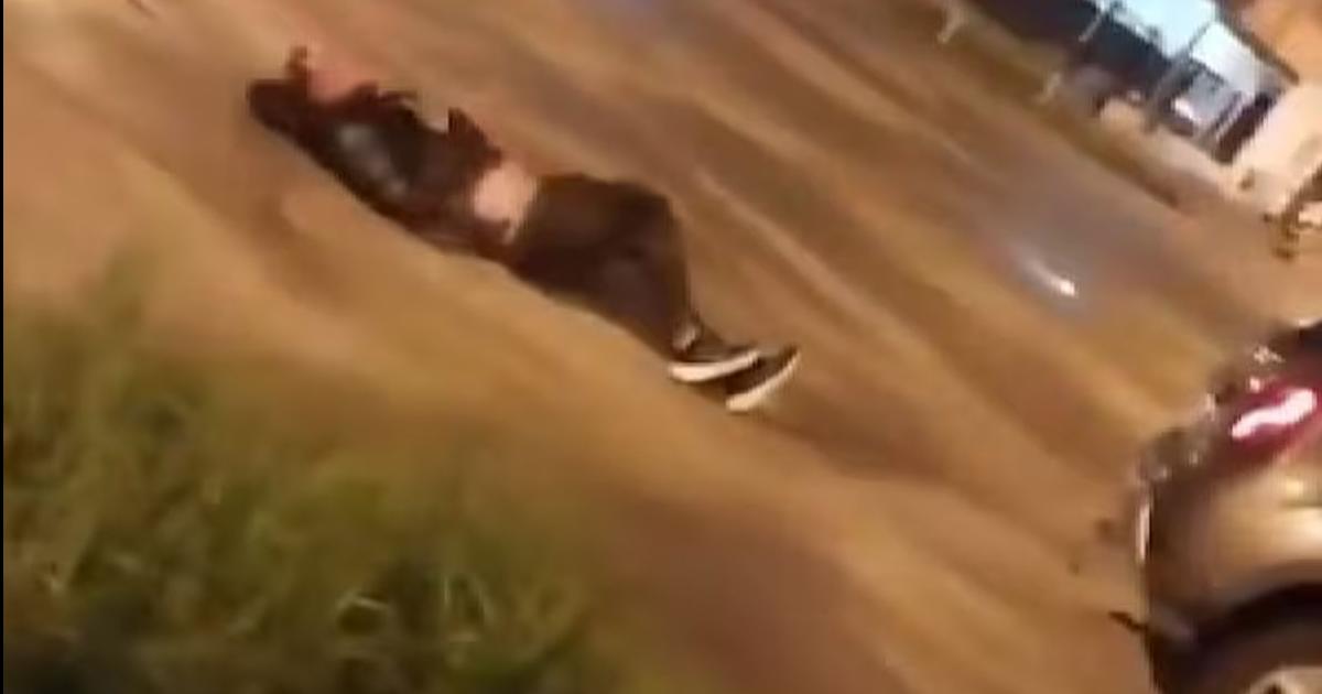 VIDEO- Ataron a un presunto ladroacuten a un auto y lo arrastraron por varias cuadras 