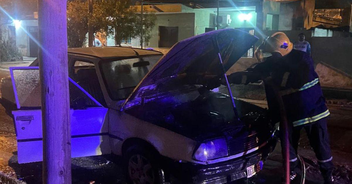 Los bomberos trabajaron para controlar el foco ígneo