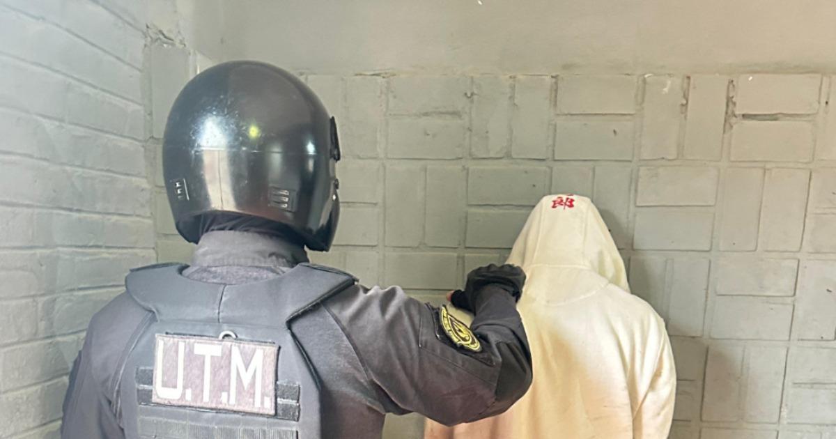 Capturan al sujeto que roboacute prendas de vestir y una planchita para el cabello en un local comercial