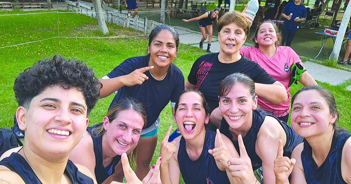 Es profesora de secundaria y a sus 56 antildeos sigue jugando fuacutetbol femenino