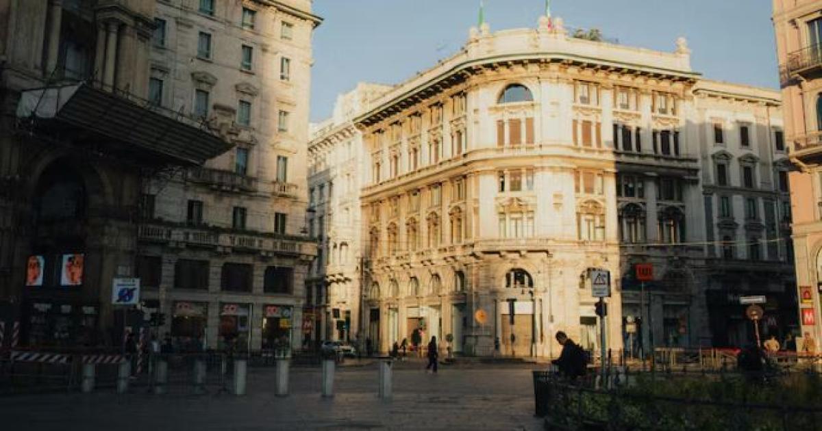 Tragedia en Miln- un hombre se arroja de un cuarto piso y mata a una mujer de 83 años - Foto- TN