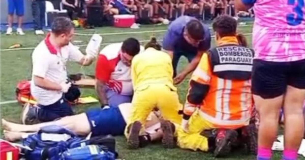 El momento en que personal médico lo asistió (Foto- NA)