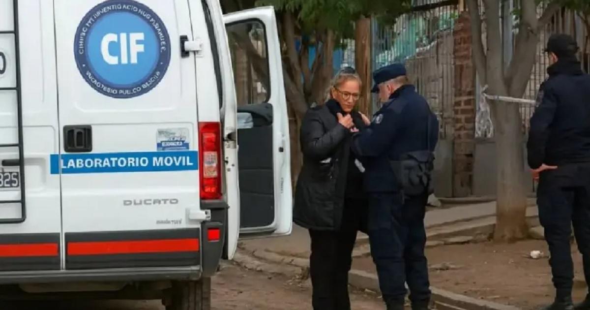 Un hombre matoacute a su esposa e intentoacute suicidarse de un disparo delante de su hijo adolescente