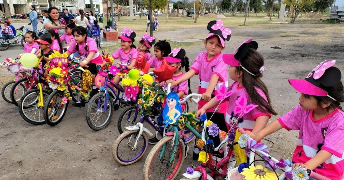 Fernaacutendez- La bicicleteada de los jardineritos municipales recorrioacute las calles de la ciudad